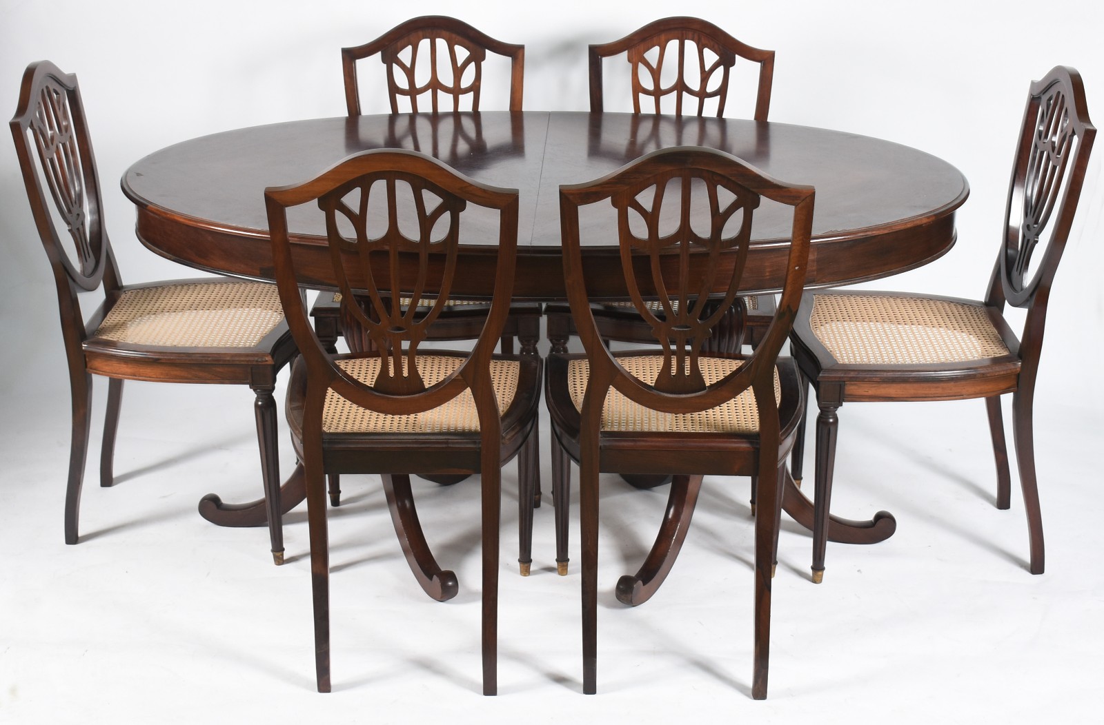 Mesa de jantar de madeira nobre, estilo ingles, feitio oval com tábua... - foto 1 de 9