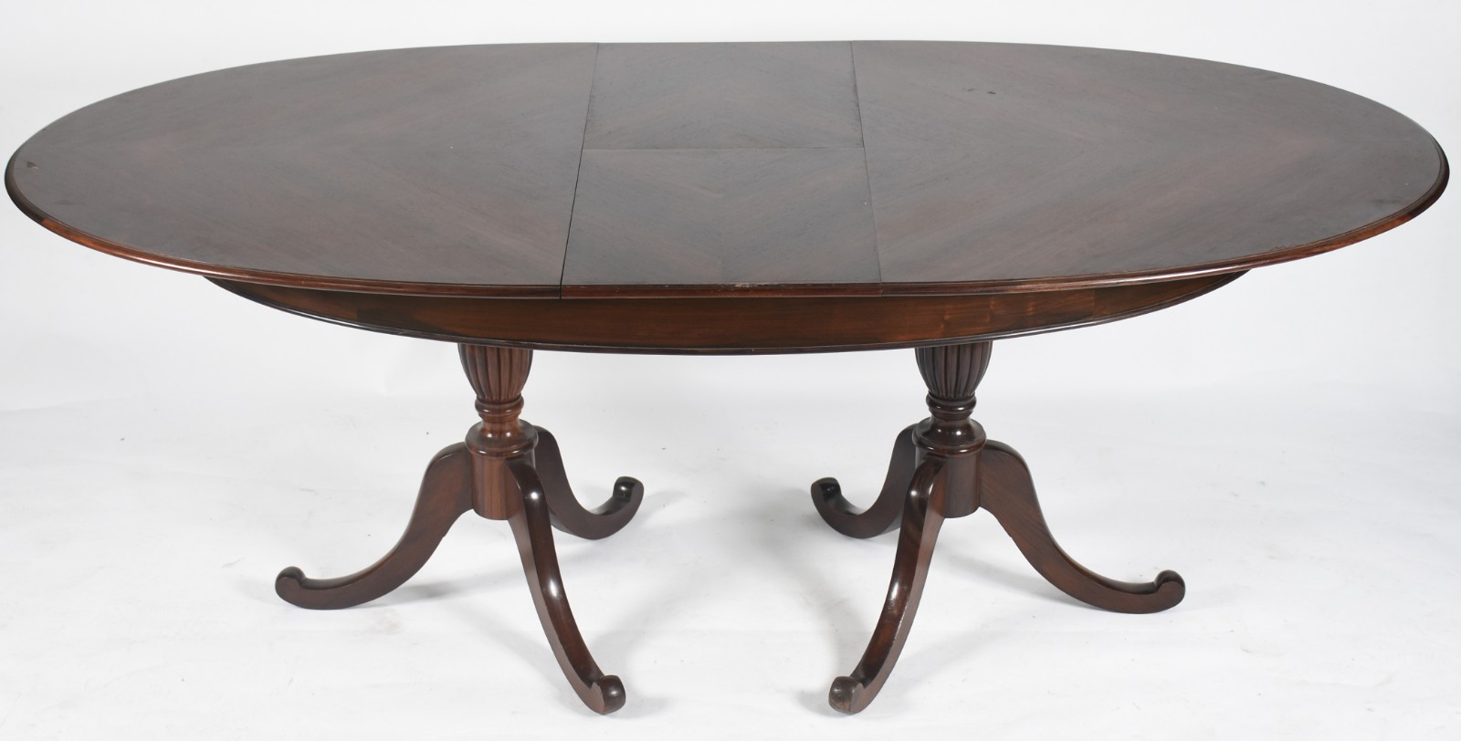 Mesa de jantar de madeira nobre, estilo ingles, feitio oval com tábua... - foto 3 de 9