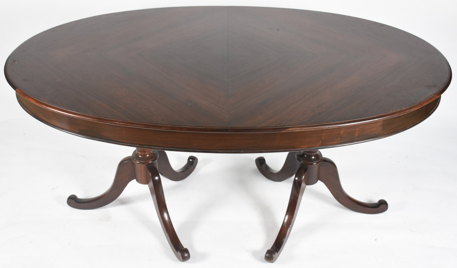 Mesa de jantar de madeira nobre, estilo ingles, feitio oval com tábua... - foto 2 de 9