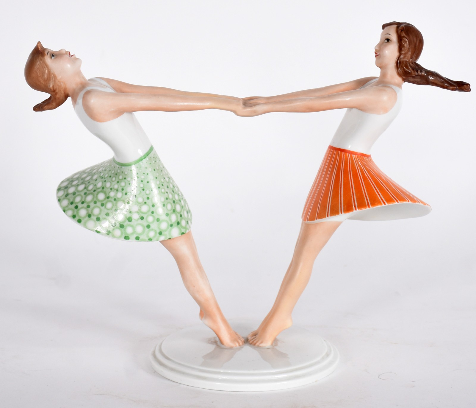 Grupo escultórico de porcelana alemã Rosenthal representando meninas... - foto 1 de 6