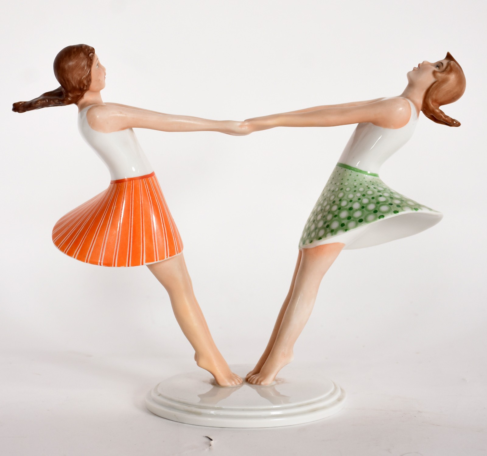 Grupo escultórico de porcelana alemã Rosenthal representando meninas... - foto 2 de 6