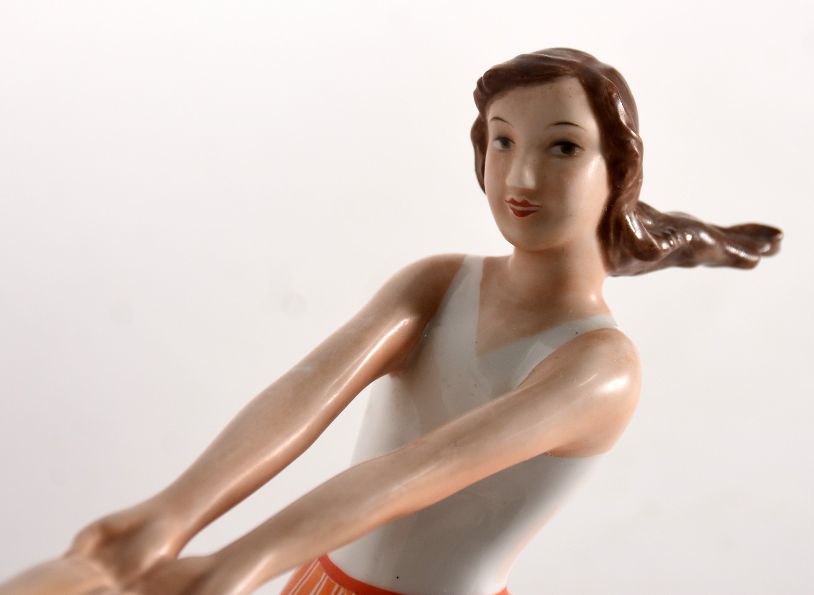 Grupo escultórico de porcelana alemã Rosenthal representando meninas... - foto 4 de 6