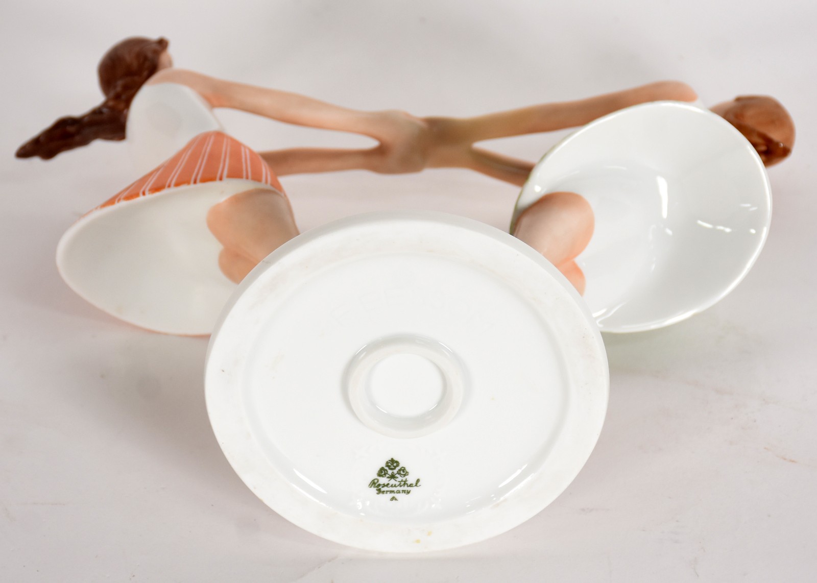 Grupo escultórico de porcelana alemã Rosenthal representando meninas... - foto 5 de 6