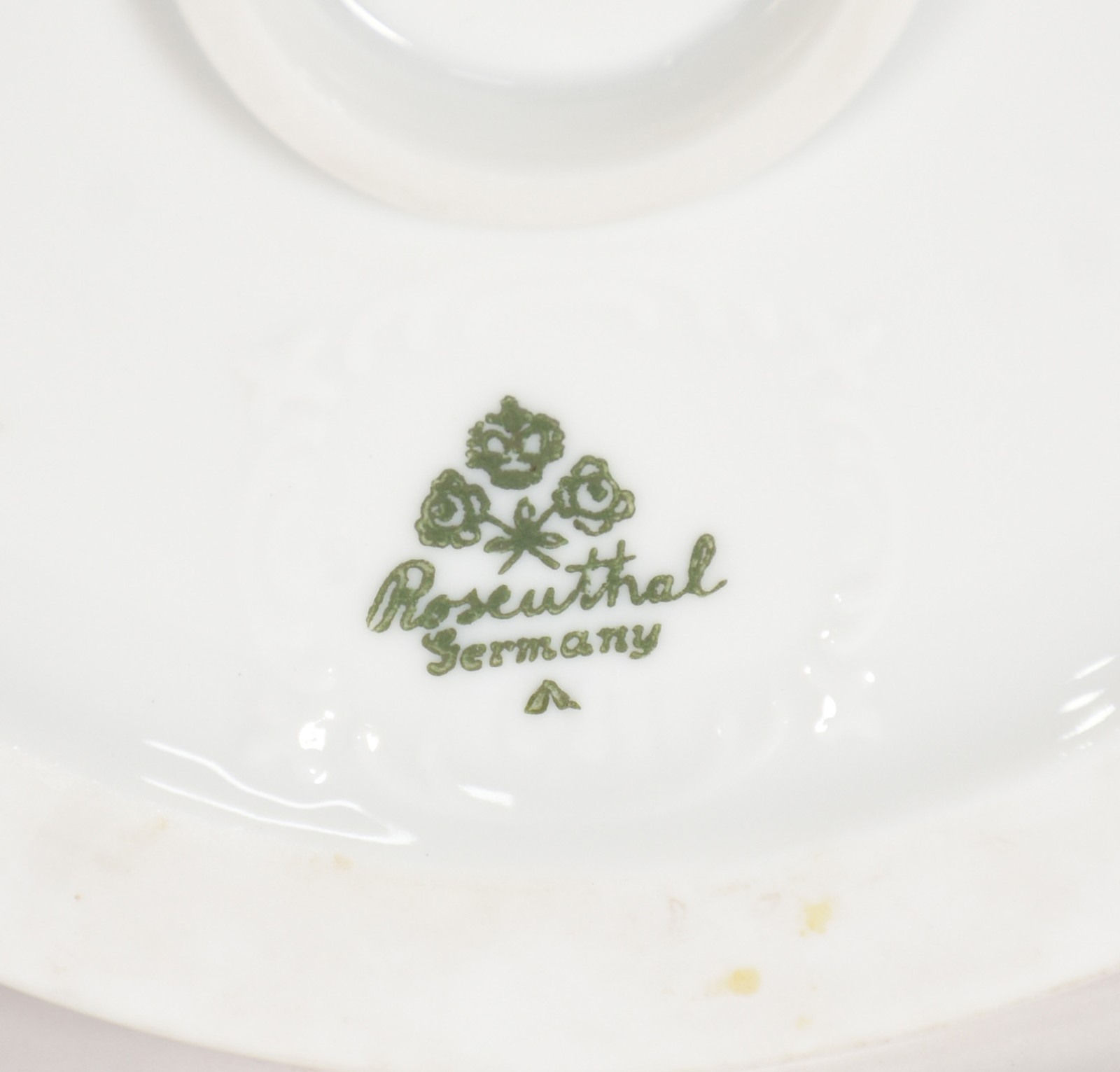 Grupo escultórico de porcelana alemã Rosenthal representando meninas... - foto 6 de 6