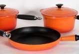Le Creuset (1925),  - Quatro panelas francesas Le Creuset  (2 com lascados na cerâmica e desgastes pelo uso).
