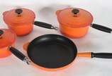 Le Creuset (1925),  - Quatro panelas francesas Le Creuset  (2 com lascados na cerâmica e desgastes pelo uso).