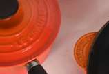 Le Creuset (1925),  - Quatro panelas francesas Le Creuset  (2 com lascados na cerâmica e desgastes pelo uso).