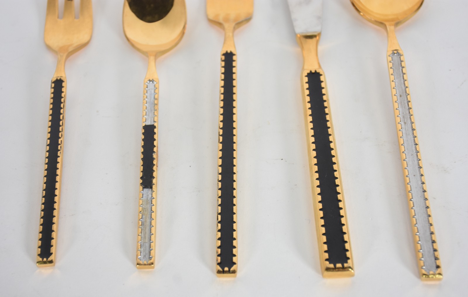 Faqueiro de metal dourado Supreme Vermai composto de 7 colheres, 7... - foto 3 de 5