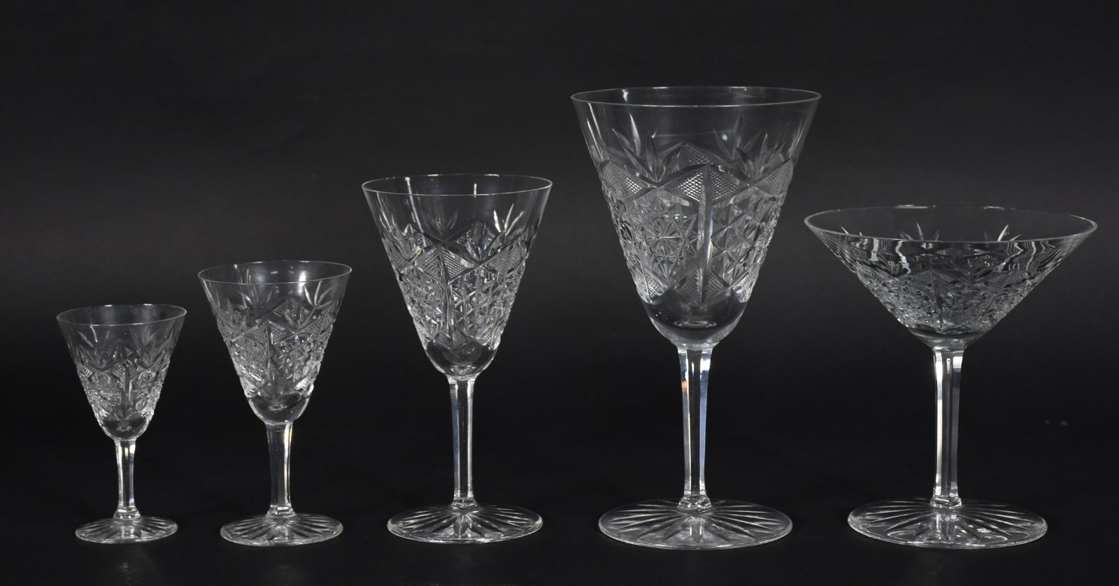 Conjunto de taças de cristal europeu ricamente lapidados, composto... - foto 1 de 5