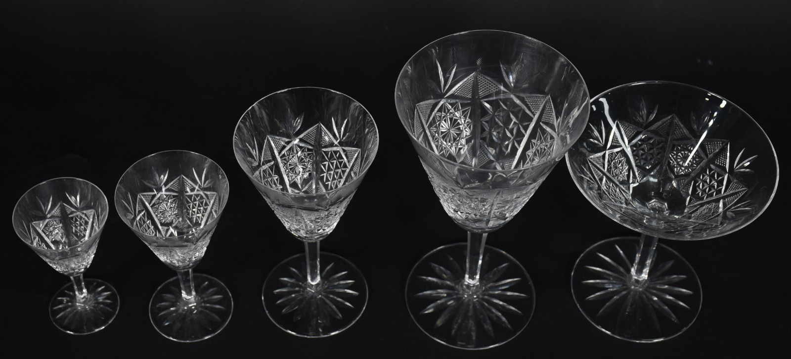 Conjunto de taças de cristal europeu ricamente lapidados, composto... - foto 2 de 5
