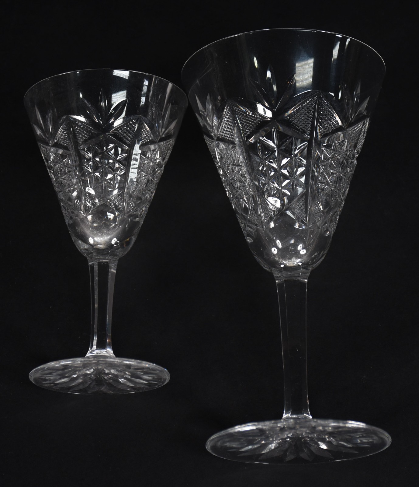 Conjunto de taças de cristal europeu ricamente lapidados, composto... - foto 4 de 5