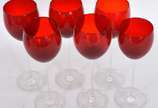Seis copos para vinho de pé alto vermelho (um c... - Seis copos para vinho de pé alto vermelho (um com tamanho diferente).