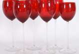 Seis copos para vinho de pé alto vermelho (um c... - Seis copos para vinho de pé alto vermelho (um com tamanho diferente).