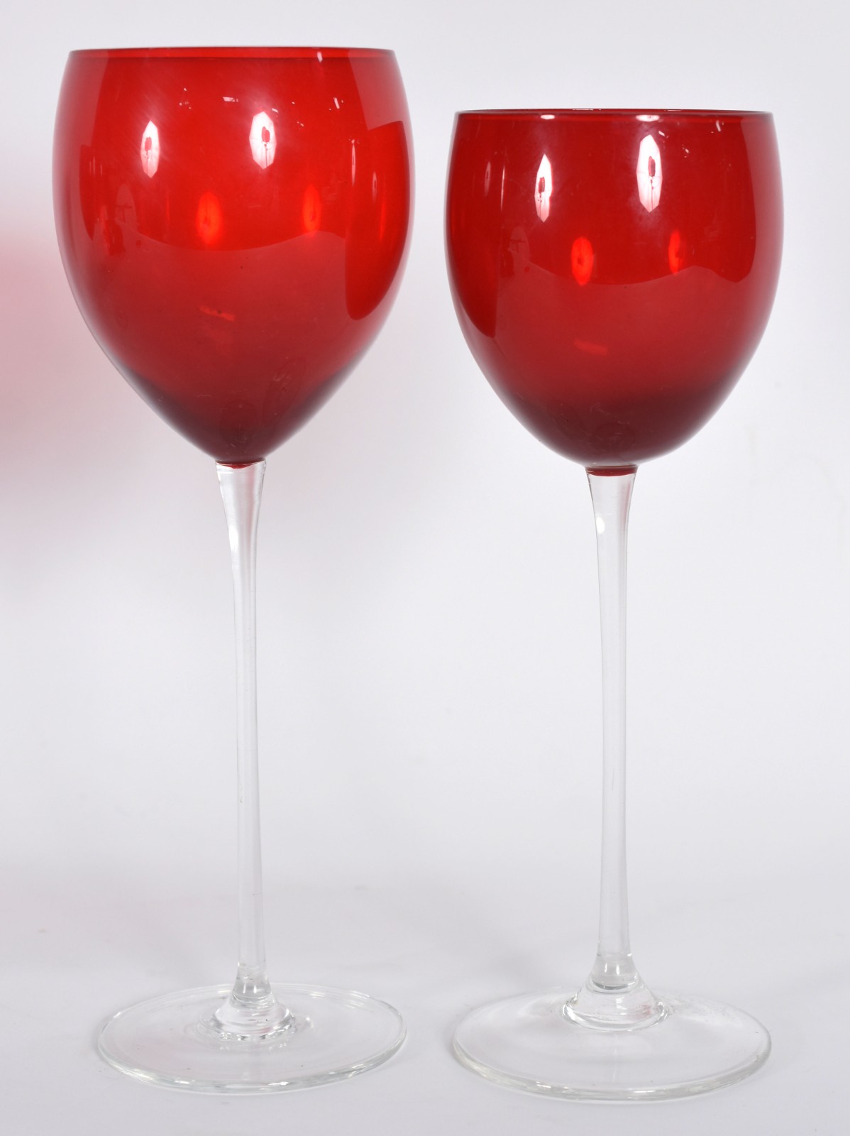 Seis copos para vinho de pé alto vermelho (um com tamanho diferente). - foto 3 de 3