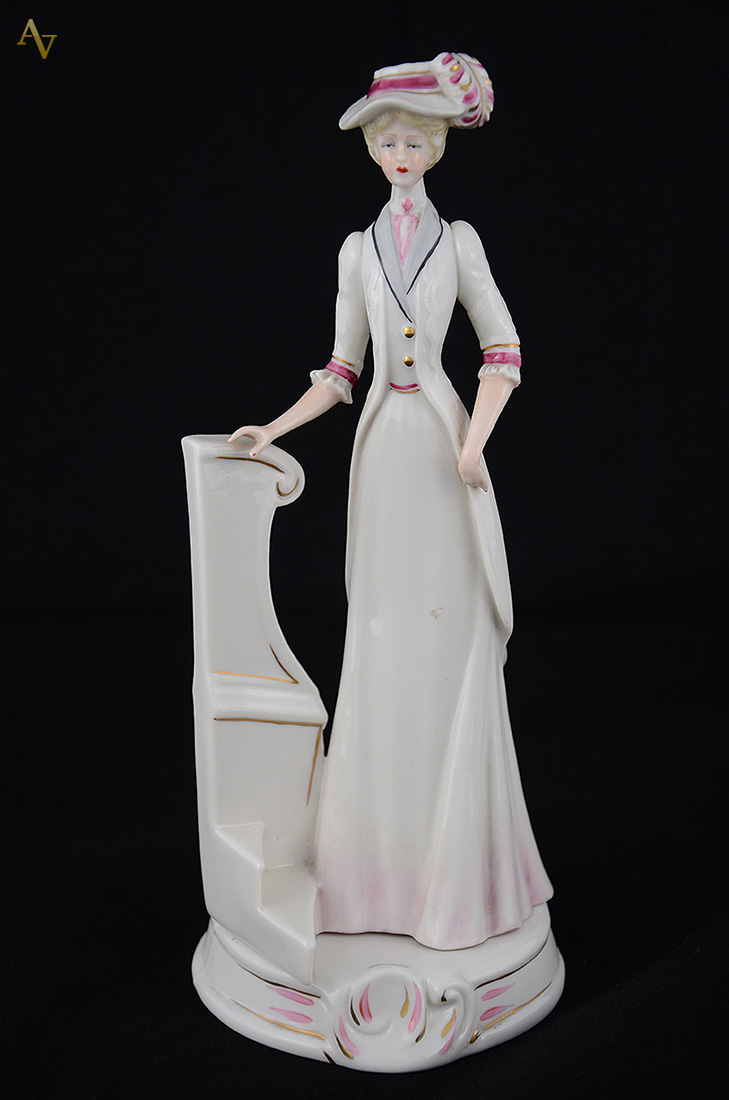 Estatueta de porcelana espanhola representando Dama, com base... - foto 1 de 2
