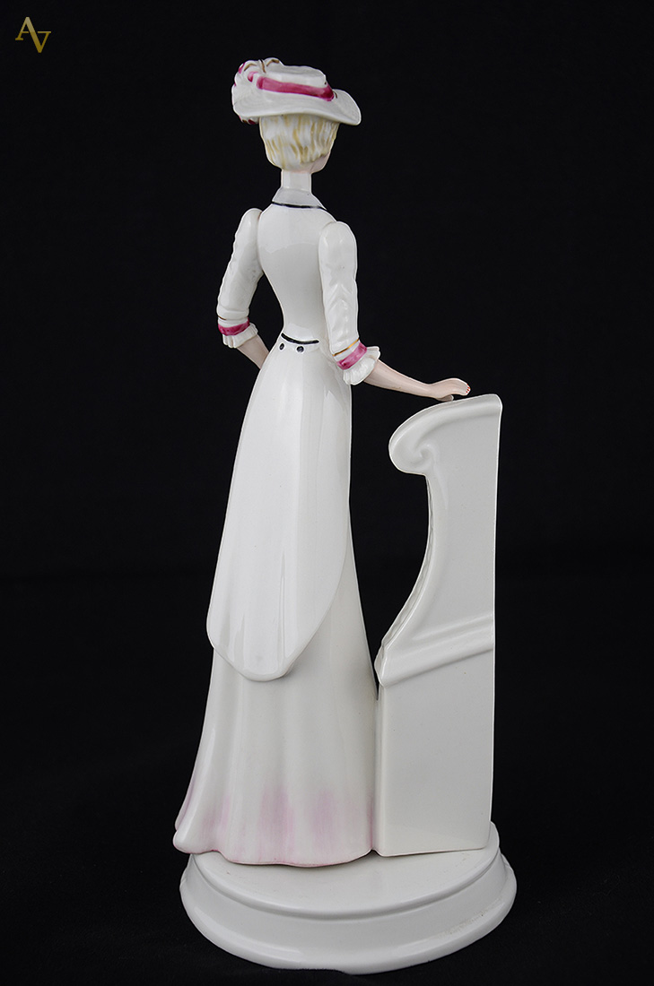 Estatueta de porcelana espanhola representando Dama, com base... - foto 2 de 2