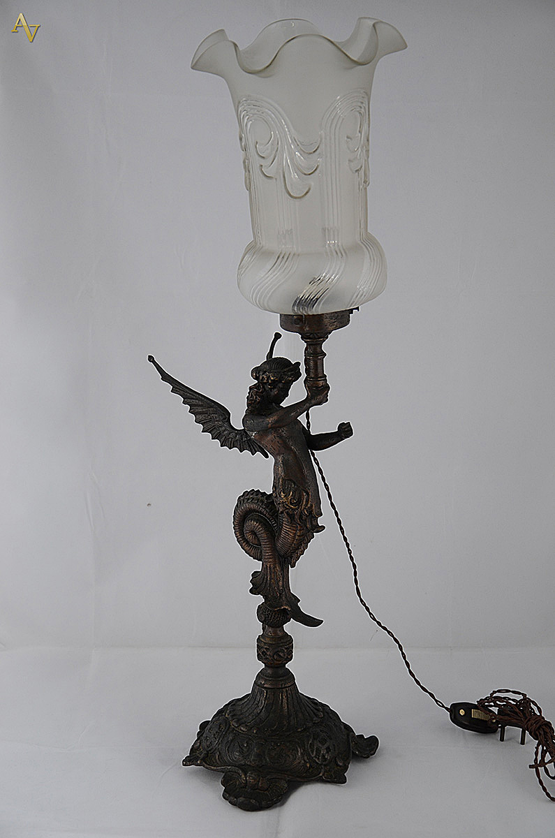 Luminária de petit bronze representando figura alada - Altura total...
