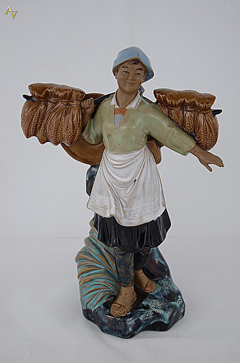 Estatueta de porcelana oriental policromada representando figura... - foto 1 de 2