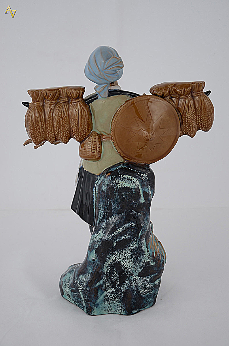 Estatueta de porcelana oriental policromada representando figura... - foto 2 de 2
