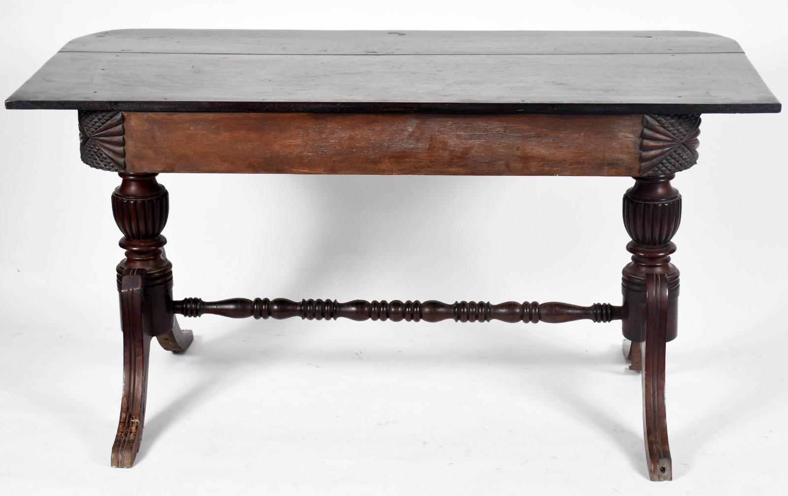 Mesa de encostar de jacarandá com 2 gavetas, tampo retangular apoiado... - foto 4 de 6