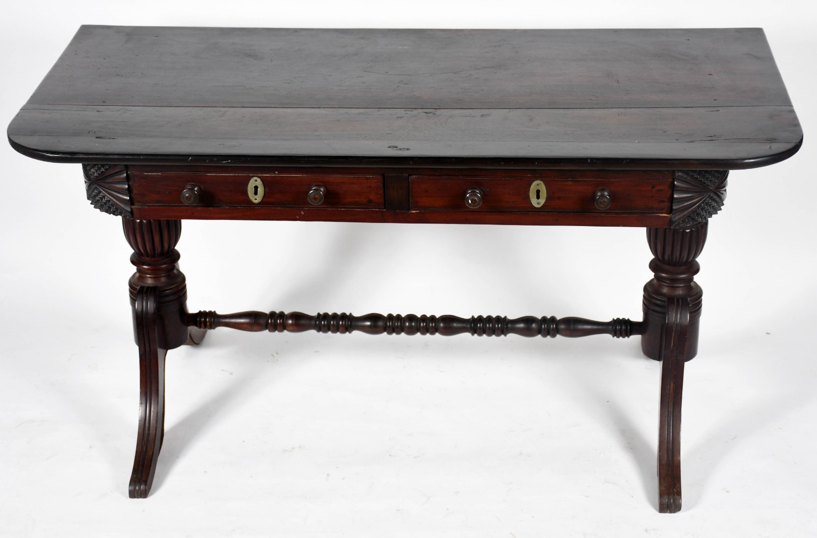 Mesa de encostar de jacarandá com 2 gavetas, tampo retangular apoiado... - foto 2 de 6