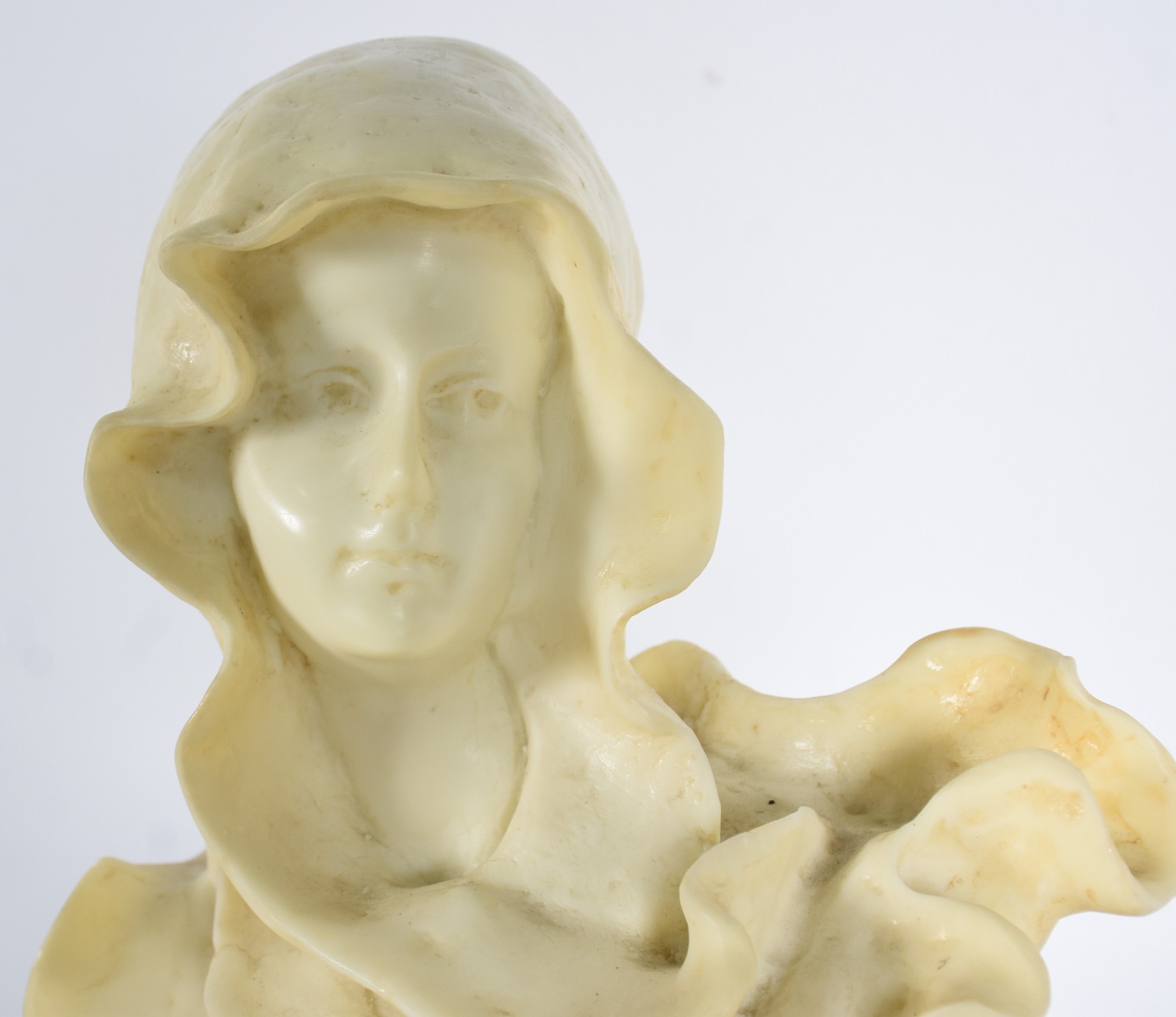 Estatueta de resina representando figura feminina. - foto 2 de 3