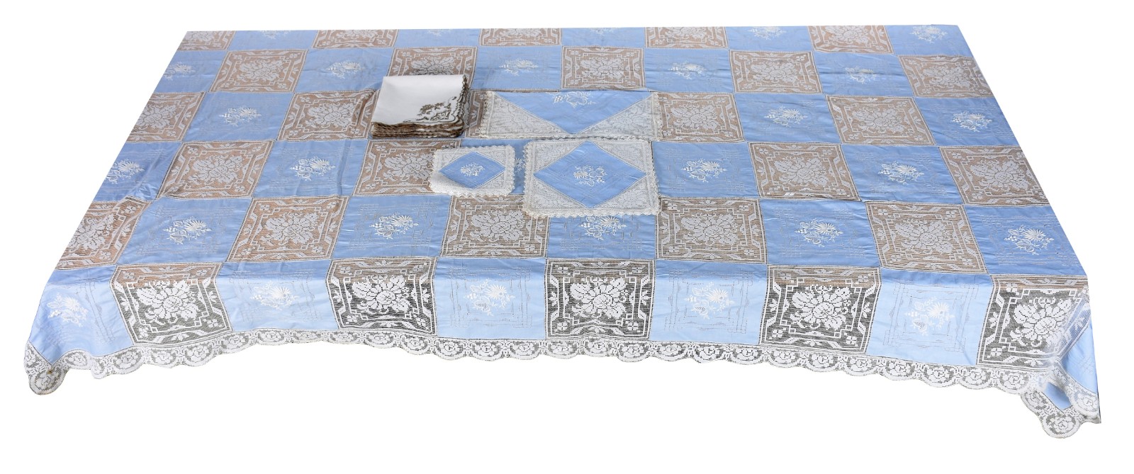 Toalha de mesa portuguesa na cor azul e branca com bordados e rendas... - foto 1 de 3
