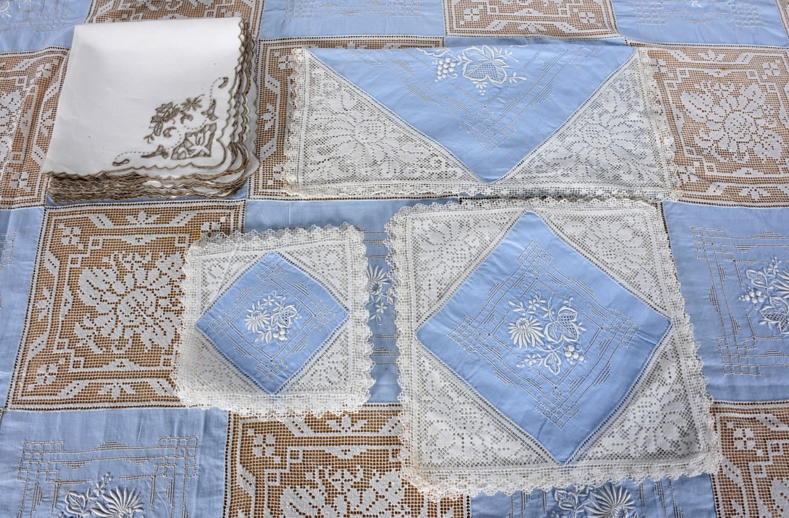 Toalha de mesa portuguesa na cor azul e branca com bordados e rendas... - foto 2 de 3