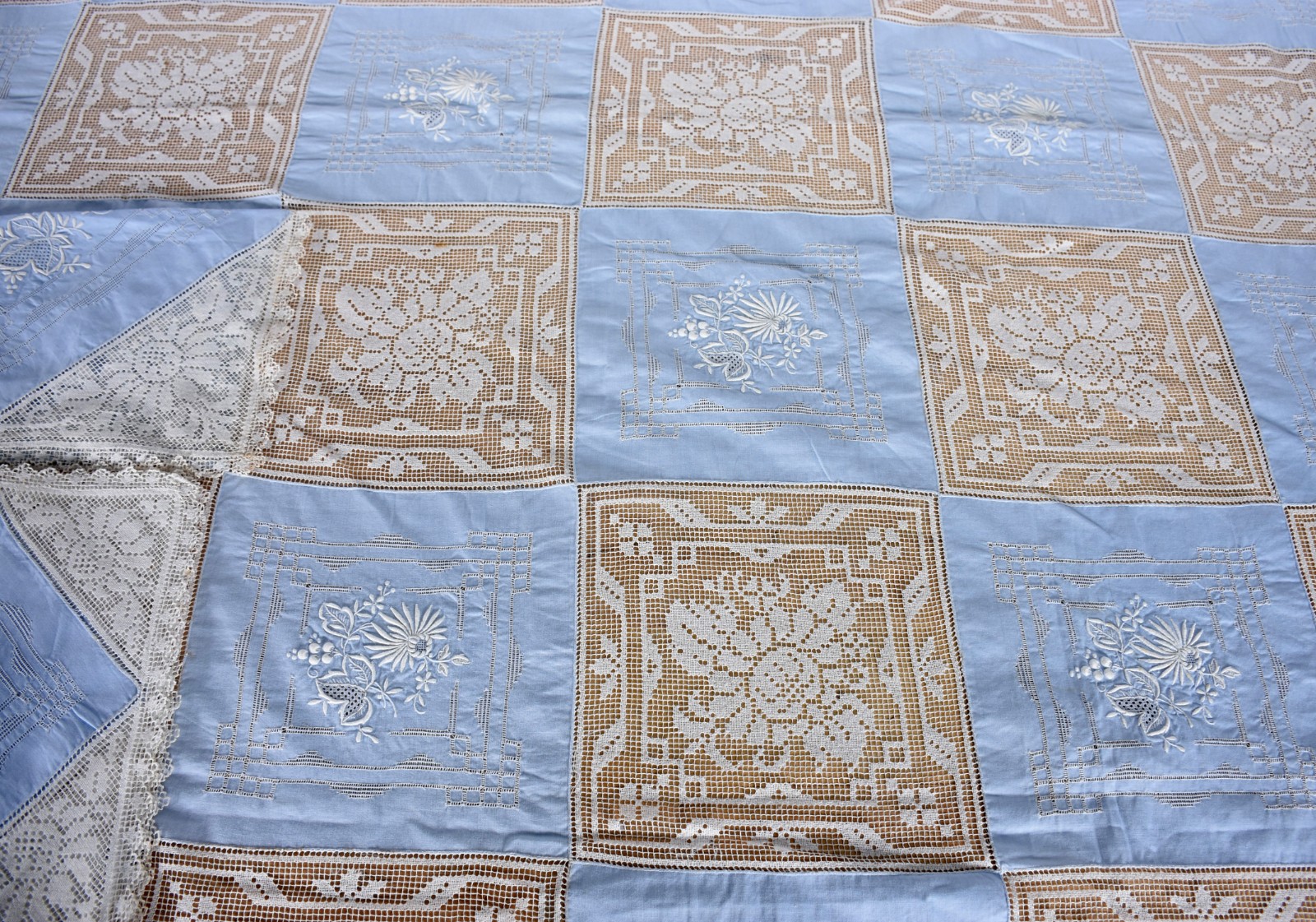 Toalha de mesa portuguesa na cor azul e branca com bordados e rendas... - foto 3 de 3