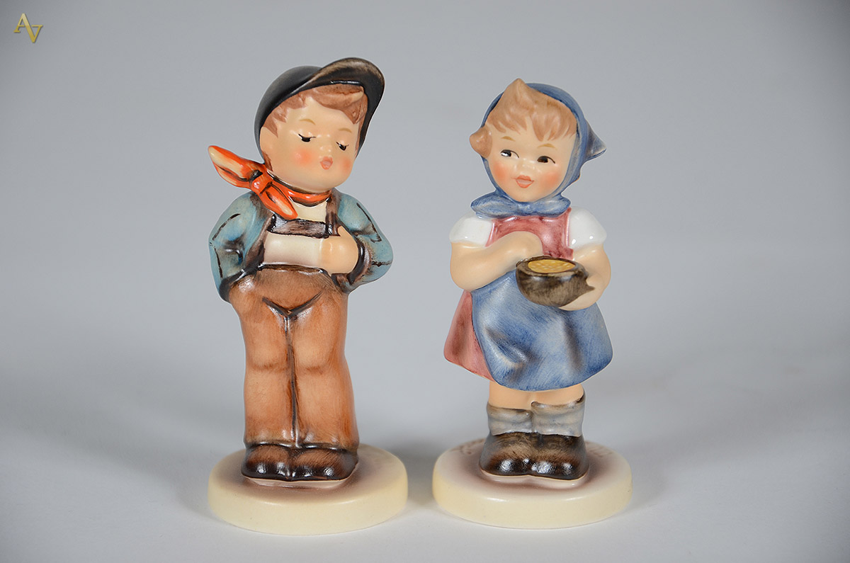 Par de crianças em porcelana (M.I. Hummel Club) - Goebel Germany... - foto 1 de 2