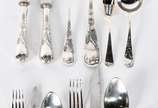 Faqueiro frances de metal espessurado a prata  ... - Faqueiro frances de metal espessurado a prata  composto de: 12 facas, 12 garfos, 12 colheres grandes, 12 facas, 12 garfos, 12 colheres de sobrem...