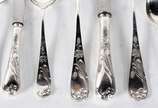 Faqueiro frances de metal espessurado a prata  ... - Faqueiro frances de metal espessurado a prata  composto de: 12 facas, 12 garfos, 12 colheres grandes, 12 facas, 12 garfos, 12 colheres de sobrem...