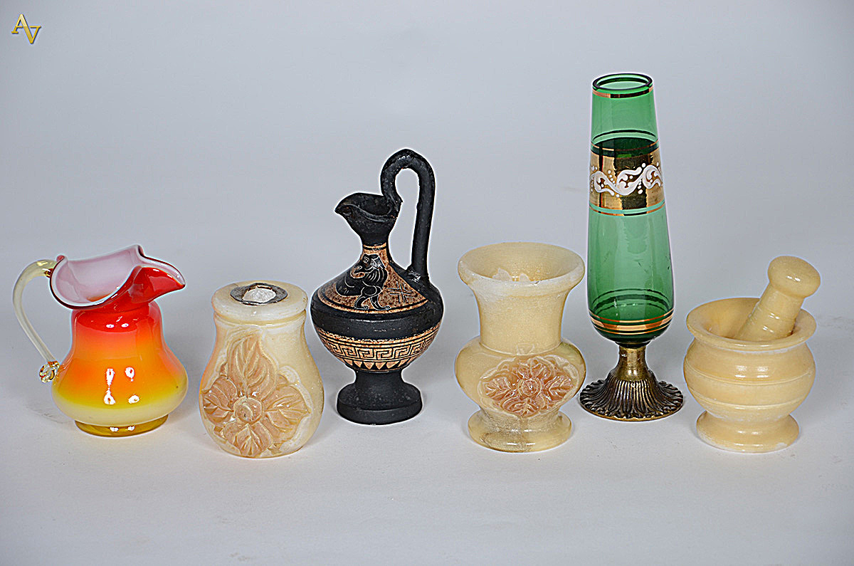 Seis peças diversas sendo cinco vasos e um almofariz com soquete...