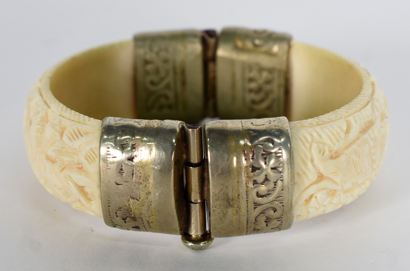 Pulseira de marfim com fecho de metal. - foto 1 de 4