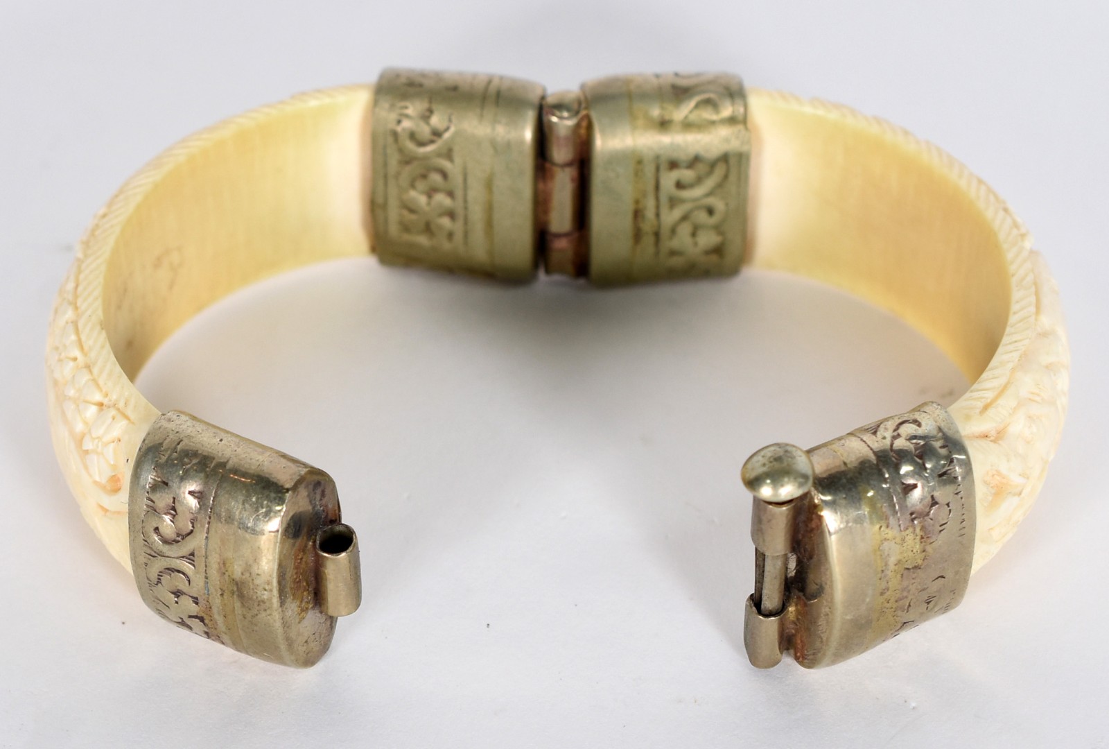 Pulseira de marfim com fecho de metal. - foto 2 de 4