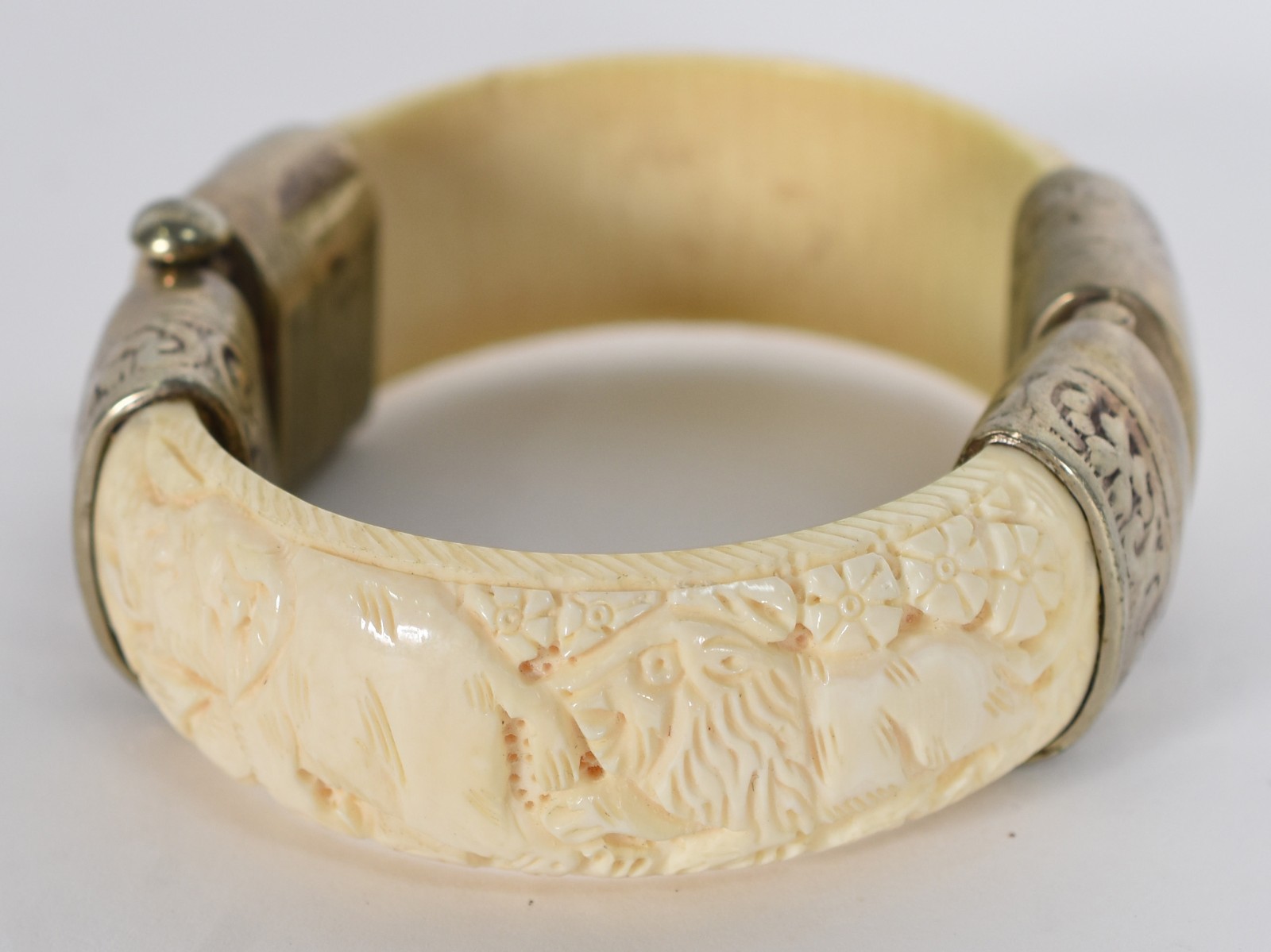 Pulseira de marfim com fecho de metal. - foto 4 de 4