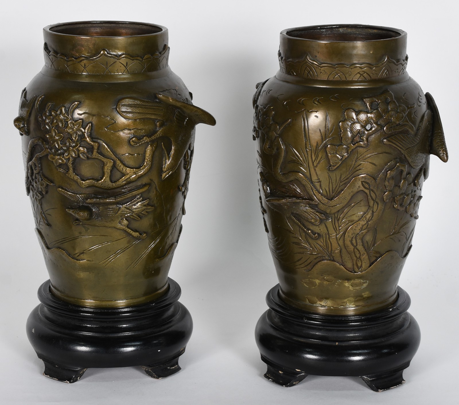 Par de vasos de bronze oriental com aves e folhagens em relevo, bases... - foto 4 de 6