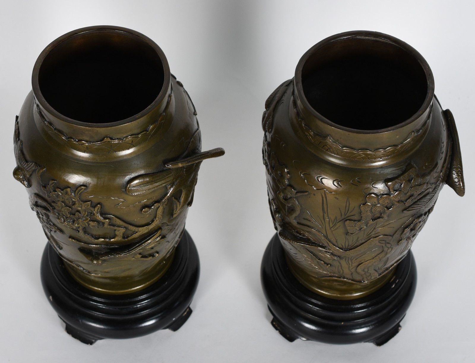 Par de vasos de bronze oriental com aves e folhagens em relevo, bases... - foto 5 de 6