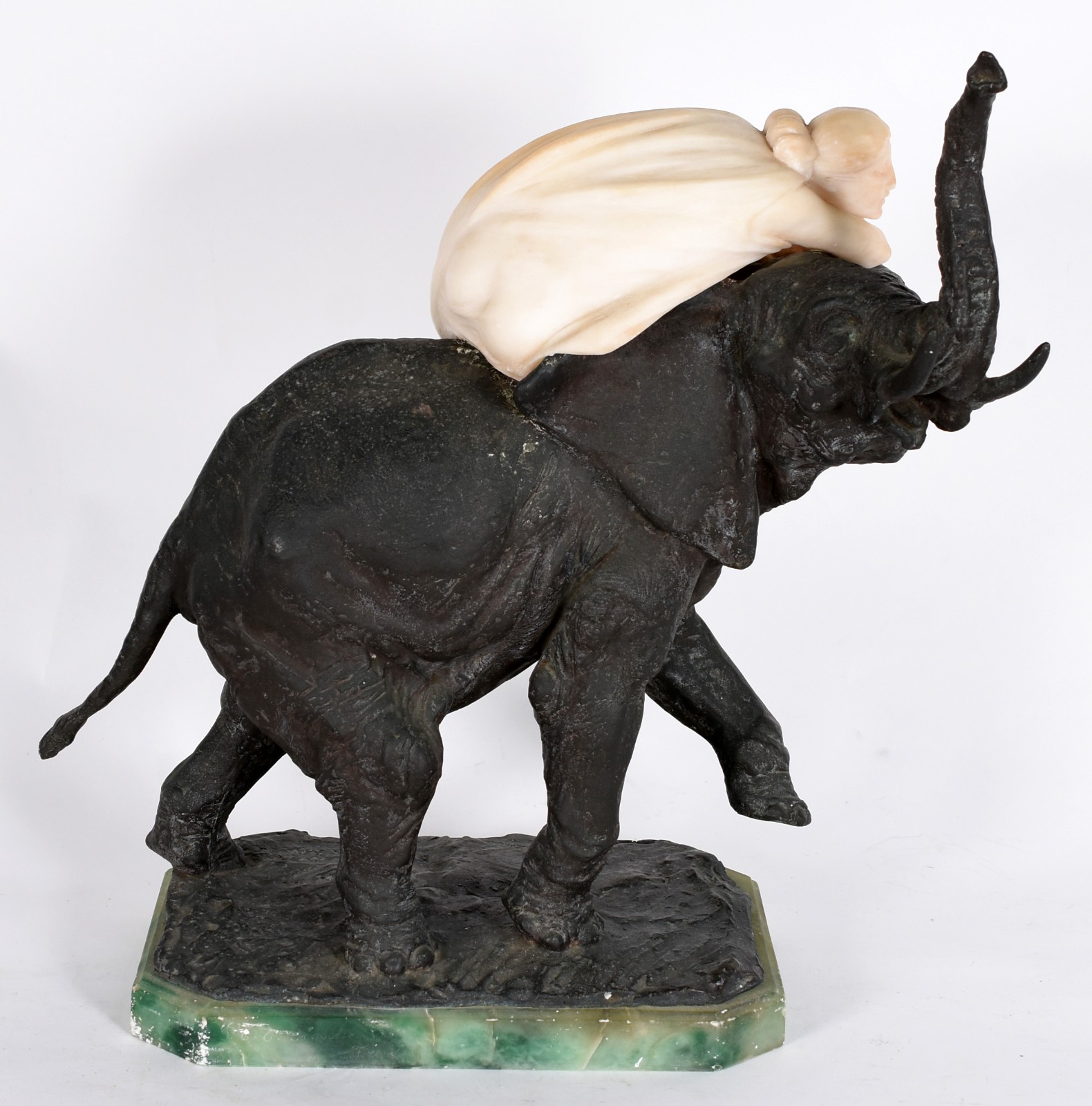 Escultura representando "Figura feminina de mármore sobre elefante de... - foto 2 de 7