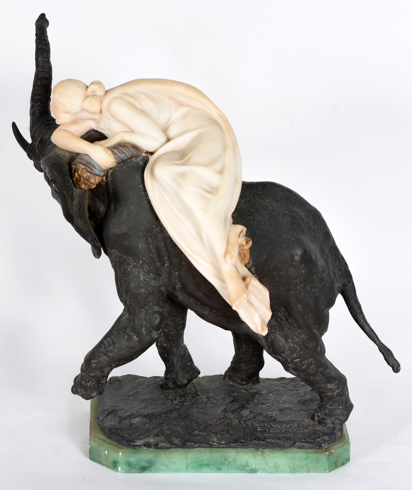 Escultura representando "Figura feminina de mármore sobre elefante de... - foto 3 de 7