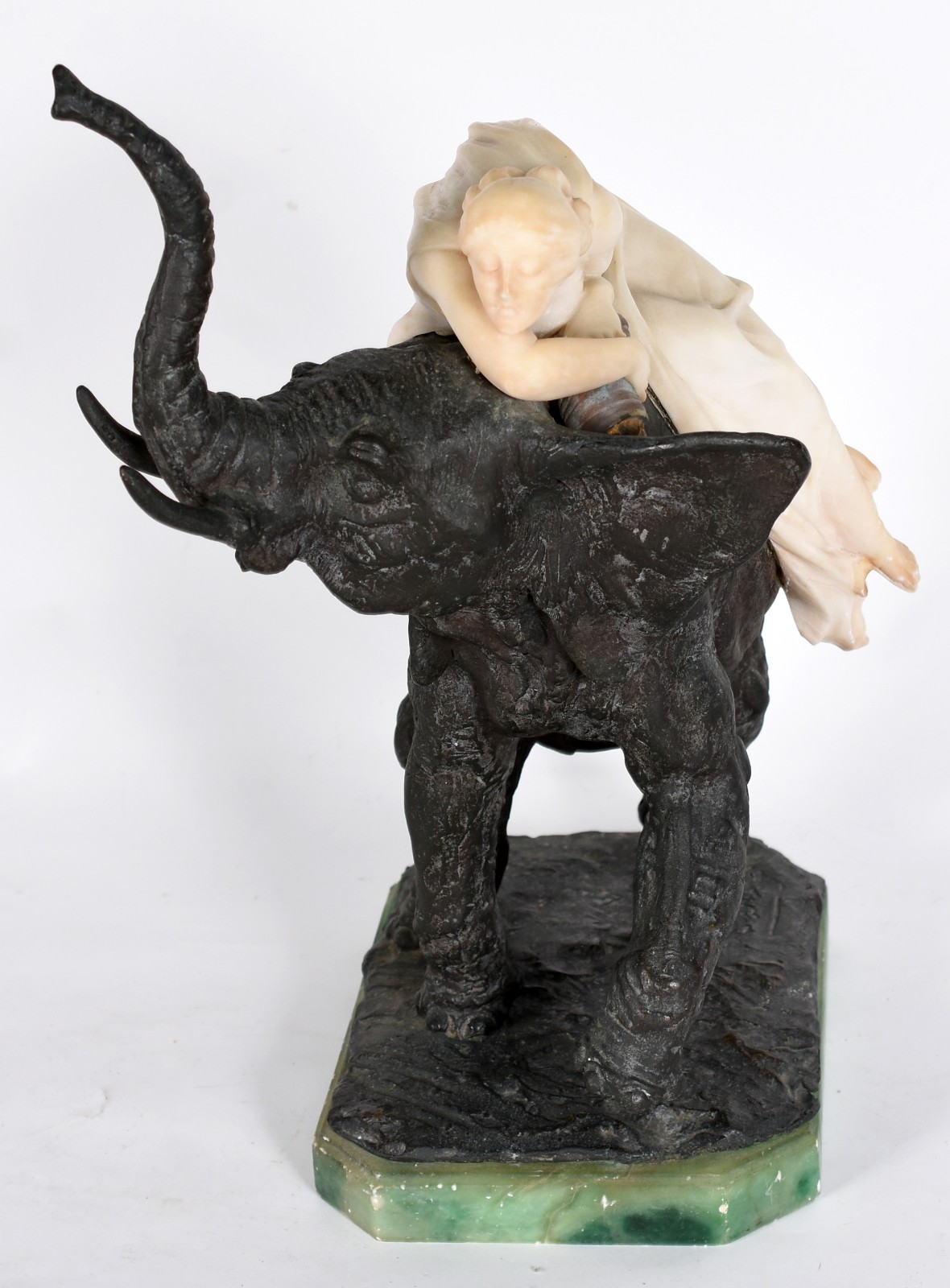 Escultura representando "Figura feminina de mármore sobre elefante de... - foto 1 de 7