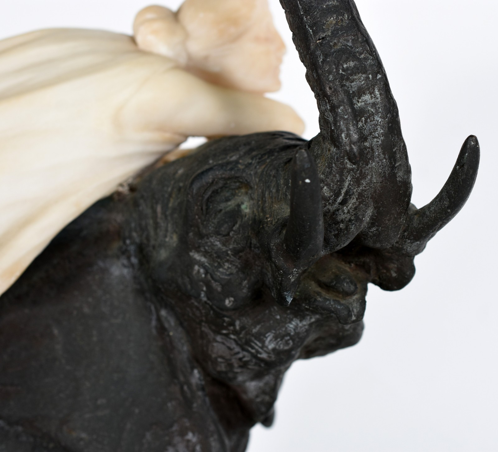Escultura representando "Figura feminina de mármore sobre elefante de... - foto 4 de 7