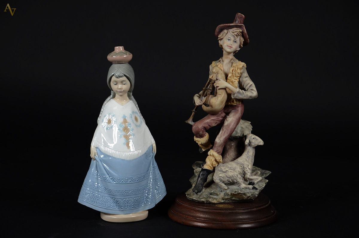 Duas estatuetas, sendo: uma em porcelana espanhola NAO e outra em... - foto 1 de 2