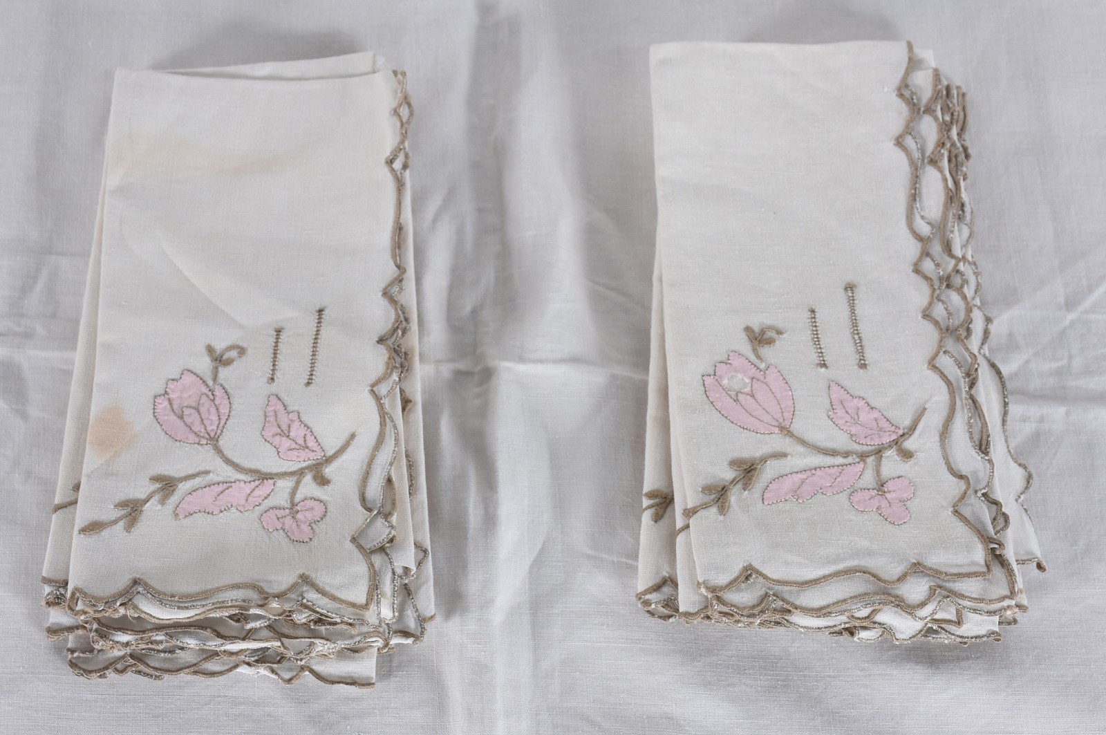 Toalha de mesa de linho bordado com flores na cor rosa com 6... - foto 3 de 4