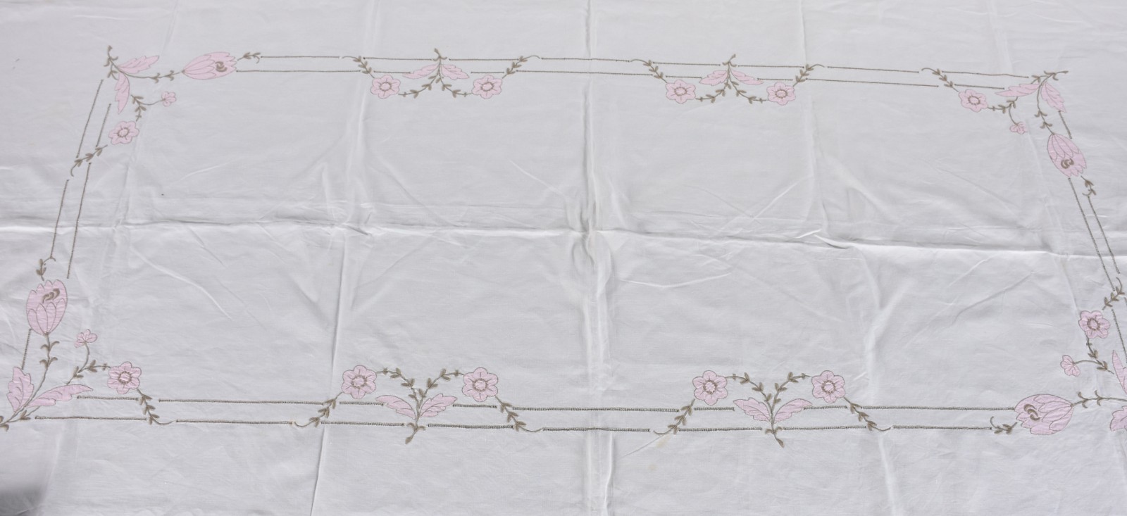Toalha de mesa de linho bordado com flores na cor rosa com 6... - foto 4 de 4