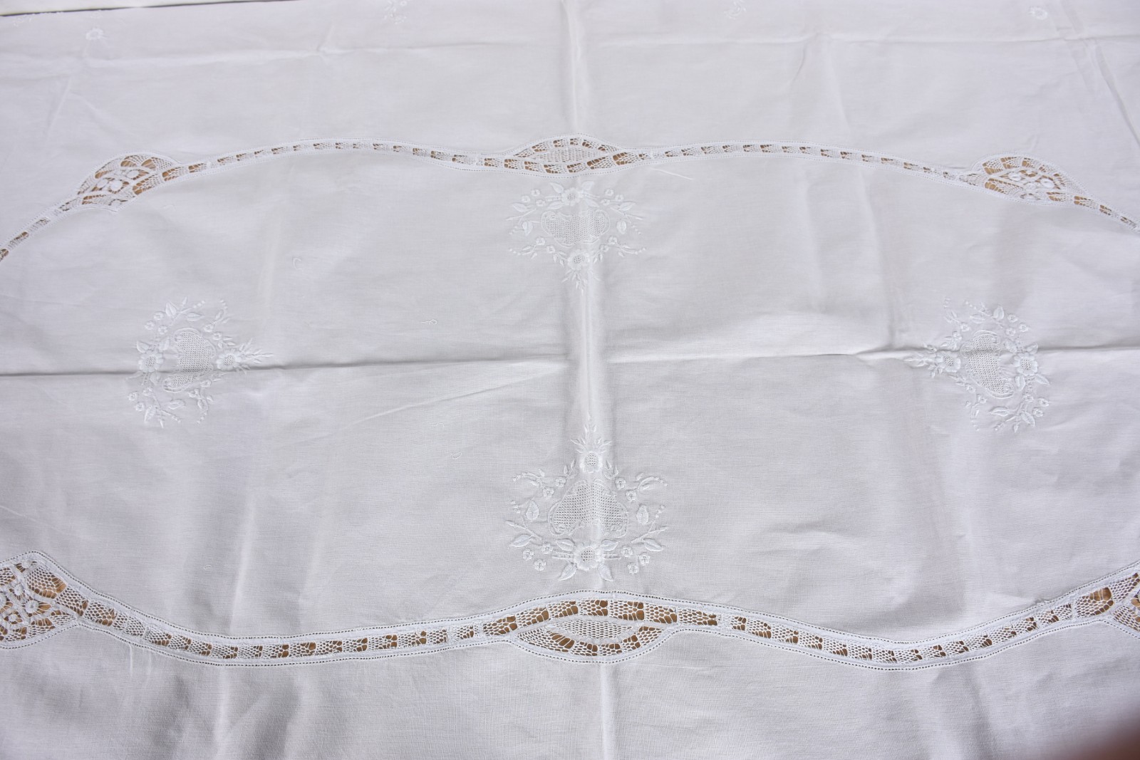 Toalha de mesa de linho branco com bordados florais e renda nas... - foto 2 de 3