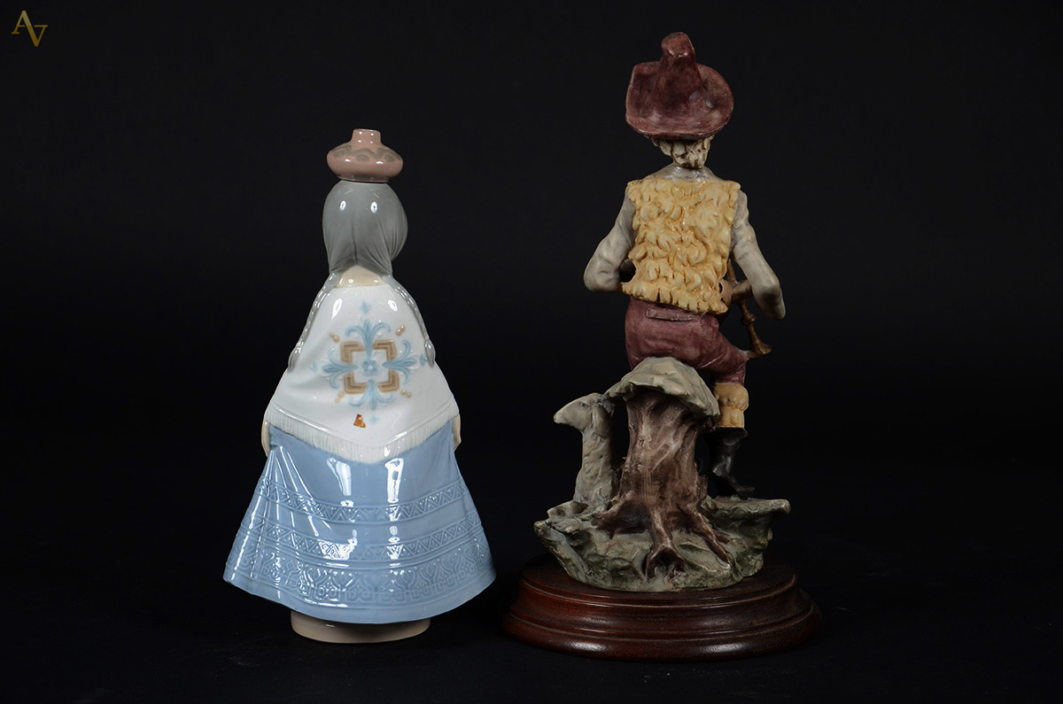 Duas estatuetas, sendo: uma em porcelana espanhola NAO e outra em... - foto 2 de 2