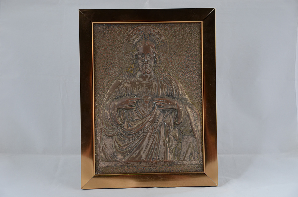 Quadro de metal dourado representando Sagrado Coração - 37,5 x 28,5 cm - foto 2 de 2