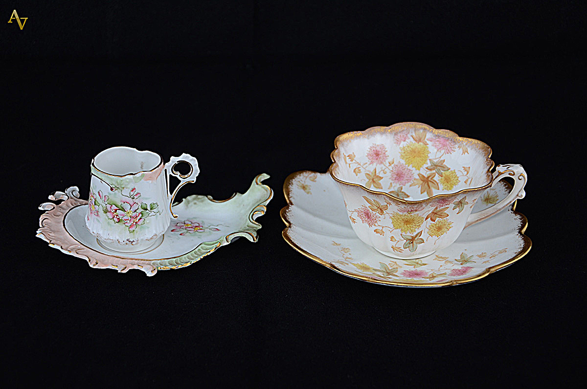 Duas xícaras com pires de porcelana de diversas procedências.