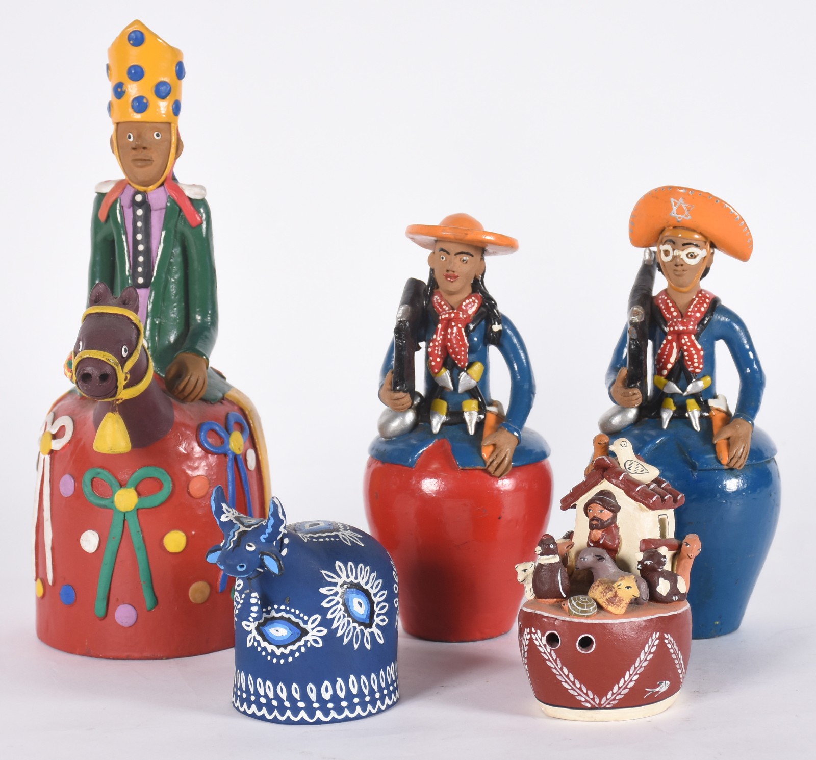 Cinco peças de ARTE POPULAR de barro cozido policromado (uma com... - foto 1 de 10